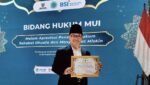 MUI Pusat Anugerahi Abd. Aziz Penghargaan Penegak Hukum Sahabat Dhuafa