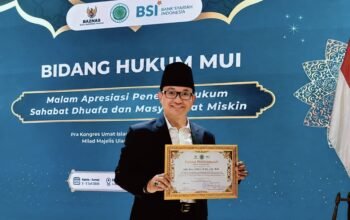 MUI Pusat Anugerahi Abd. Aziz Penghargaan Penegak Hukum Sahabat Dhuafa