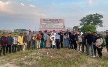 LBH 212 Maros bersama keluarga besar Dg. Lapang saat berada dilokasi tanah yang sempat diukur oleh pihak BPN Makassar (foto Abel)