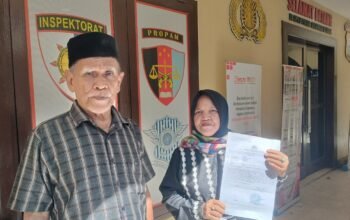 Sohra (50) didampingi Kakaknya Saat berapa di Mako Polda Sulsel pada Minggu, (26/7/26)