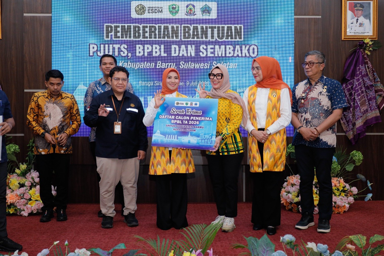 Pemkab Barru Terima Bantuan PJUTS, BPBL, dan Sembako dari Kementerian ESDM