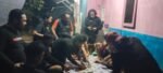 Petugas Unit Jatanras Satreskrim Polres Maros mengamankan sejumlah pemuda yang diduga tengah bermain judi kartu jenis Qiu-Qiu saat penggerebekan di sebuah rumah warga di Dusun Pampangan, Desa Abbulosibatang, Kecamatan Marusu, Kabupaten Maros