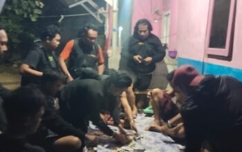 Petugas Unit Jatanras Satreskrim Polres Maros mengamankan sejumlah pemuda yang diduga tengah bermain judi kartu jenis Qiu-Qiu saat penggerebekan di sebuah rumah warga di Dusun Pampangan, Desa Abbulosibatang, Kecamatan Marusu, Kabupaten Maros