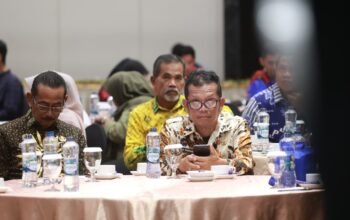 Sekretaris Daerah Kabupaten Barru, Andi Syarifuddin, S.IP., M.Si. (tengah), bersama Kepala BKAD Kabupaten Barru, Abubakar, S.Sos., M.Si., mengikuti kegiatan Monitoring Penganggaran dan Kelas Konsultasi Pemenuhan Kewajiban Pemerintah Daerah dalam Program Jaminan Kesehatan Nasional (JKN) Tahun 2026 yang diselenggarakan BPJS Kesehatan Kedeputian Wilayah IX di Ballroom Hotel Claro Makassar, Kamis (30/7/2026).
