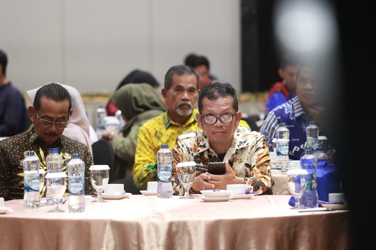 Sekretaris Daerah Kabupaten Barru, Andi Syarifuddin, S.IP., M.Si. (tengah), bersama Kepala BKAD Kabupaten Barru, Abubakar, S.Sos., M.Si., mengikuti kegiatan Monitoring Penganggaran dan Kelas Konsultasi Pemenuhan Kewajiban Pemerintah Daerah dalam Program Jaminan Kesehatan Nasional (JKN) Tahun 2026 yang diselenggarakan BPJS Kesehatan Kedeputian Wilayah IX di Ballroom Hotel Claro Makassar, Kamis (30/7/2026).