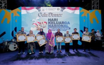 Wakil Bupati Barru, Abustan AB, didampingi Ketua TP PKK Kabupaten Barru, Andi Milawaty Abustan, menerima dua penghargaan terbaik yang diraih Pemerintah Kabupaten Barru pada Gala Dinner Puncak Peringatan Hari Keluarga Nasional (Harganas) ke-33 Tingkat Provinsi Sulawesi Selatan di Lapangan Ruang Terbuka Hijau (RTH) Kabupaten Wajo, Rabu malam (29/7/2026).