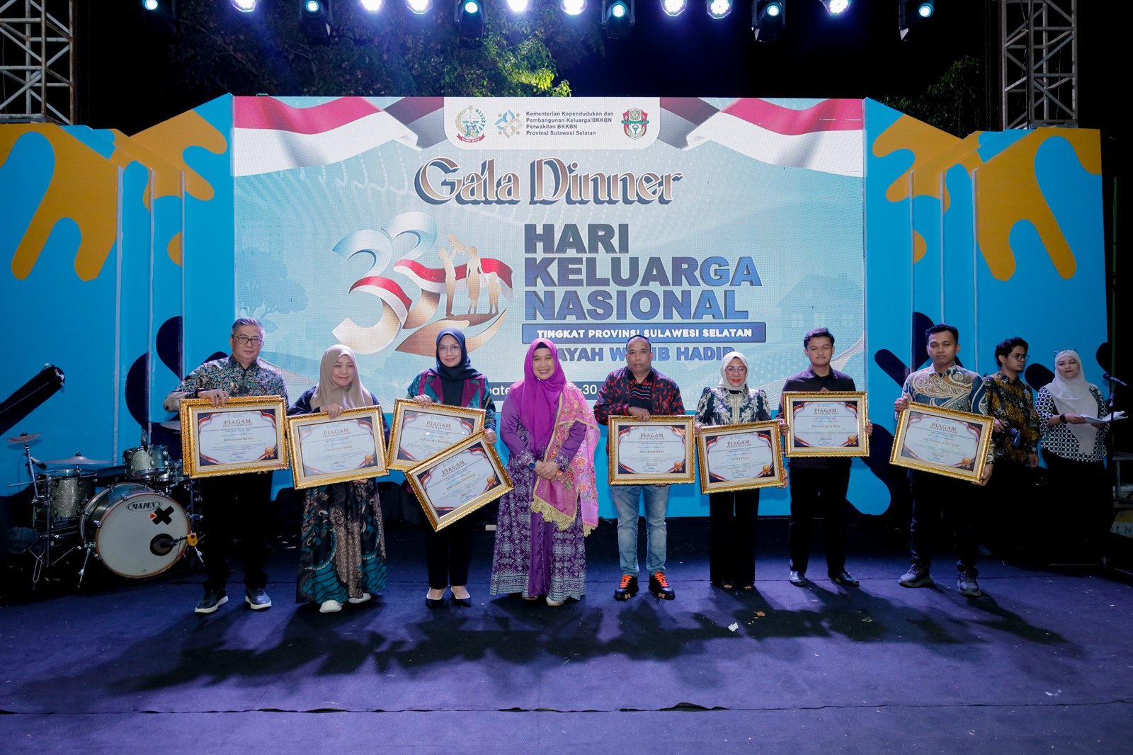 Wakil Bupati Barru, Abustan AB, didampingi Ketua TP PKK Kabupaten Barru, Andi Milawaty Abustan, menerima dua penghargaan terbaik yang diraih Pemerintah Kabupaten Barru pada Gala Dinner Puncak Peringatan Hari Keluarga Nasional (Harganas) ke-33 Tingkat Provinsi Sulawesi Selatan di Lapangan Ruang Terbuka Hijau (RTH) Kabupaten Wajo, Rabu malam (29/7/2026).