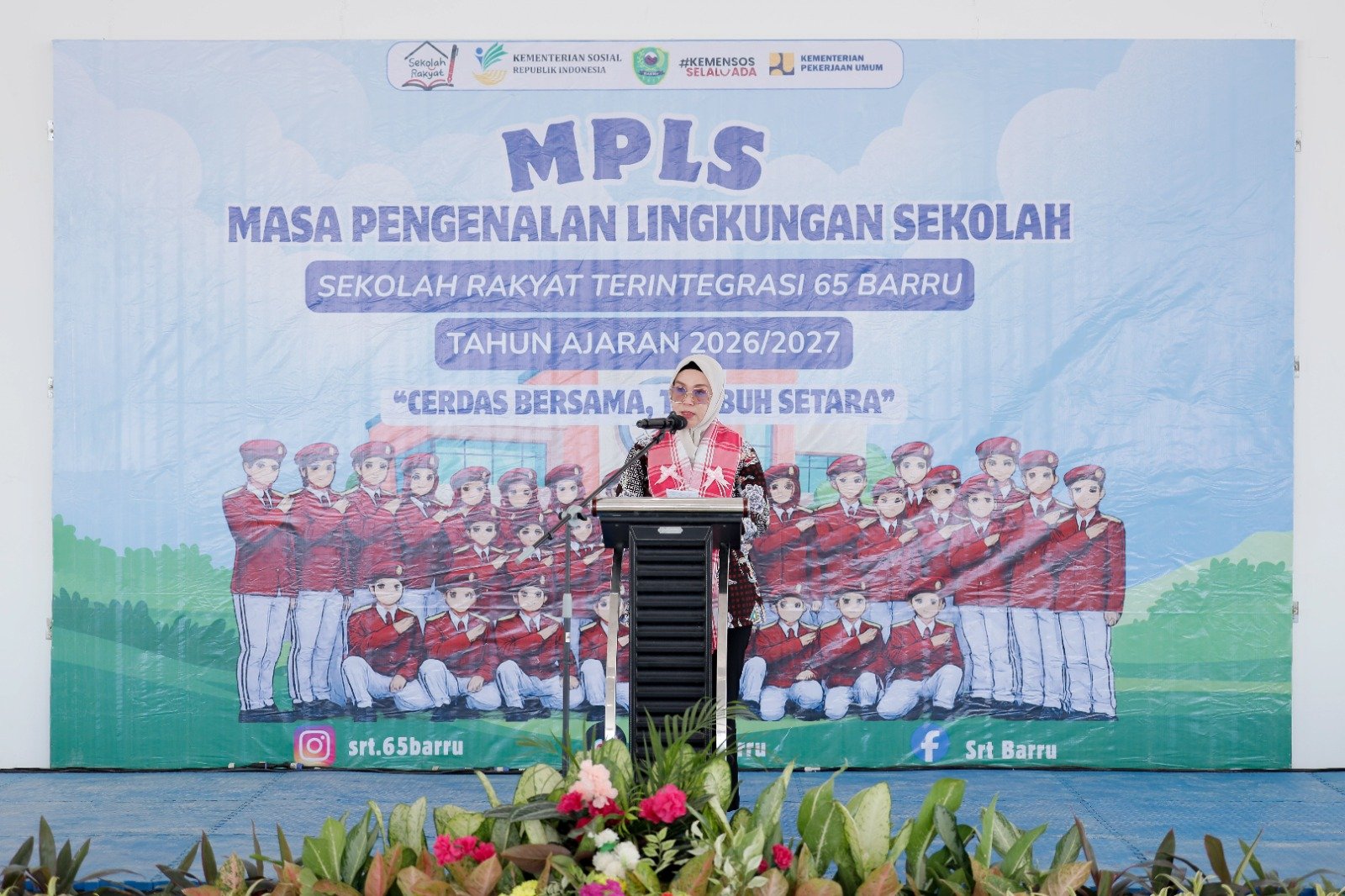Bupati Barru, Andi Ina Kartika Sari, saat memberikan sambutan sekaligus membuka secara resmi Masa Pengenalan Lingkungan Sekolah (MPLS) Sekolah Rakyat Terintegrasi (SRT) 1 Kabupaten Barru Tahun Ajaran 2026/2027 di Desa Lawallu, Kecamatan Soppeng Riaja, Jumat (31/7/2026).