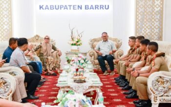 Bupati Barru, Andi Ina Kartika Sari, didampingi Sekretaris Daerah Barru menerima dan menjamu Taruna Akademi Militer (Akmil) yang mendampingi siswa Sekolah Rakyat Terintegrasi (SRT) 1 Barru selama Masa Pengenalan Lingkungan Sekolah (MPLS) di Rumah Jabatan Bupati Barru, Rabu (5/8/2026).