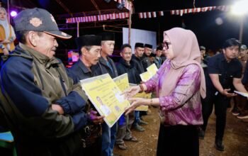 Bupati Barru Andi Ina Kartika Sari menyerahkan penghargaan kepada petani saat menghadiri Syukuran Pasca Panen Padi di Desa Gattareng, Kecamatan Pujananting, Senin (11/8/2026).