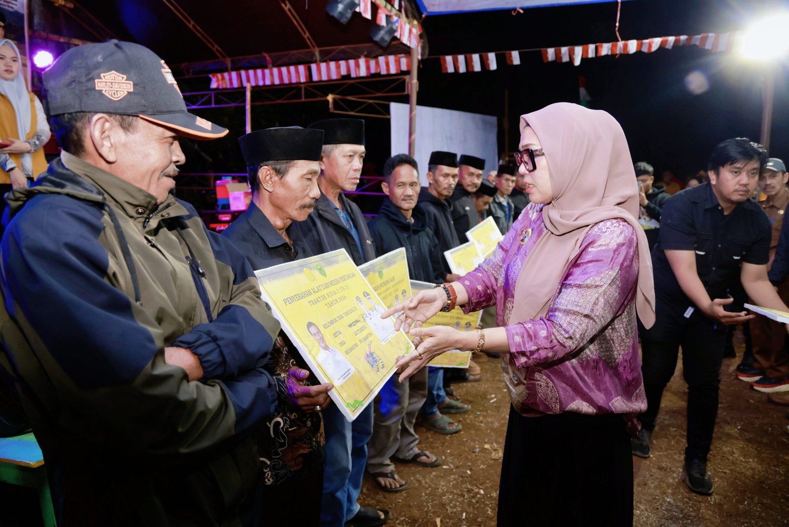 Bupati Barru Andi Ina Kartika Sari menyerahkan penghargaan kepada petani saat menghadiri Syukuran Pasca Panen Padi di Desa Gattareng, Kecamatan Pujananting, Senin (11/8/2026).