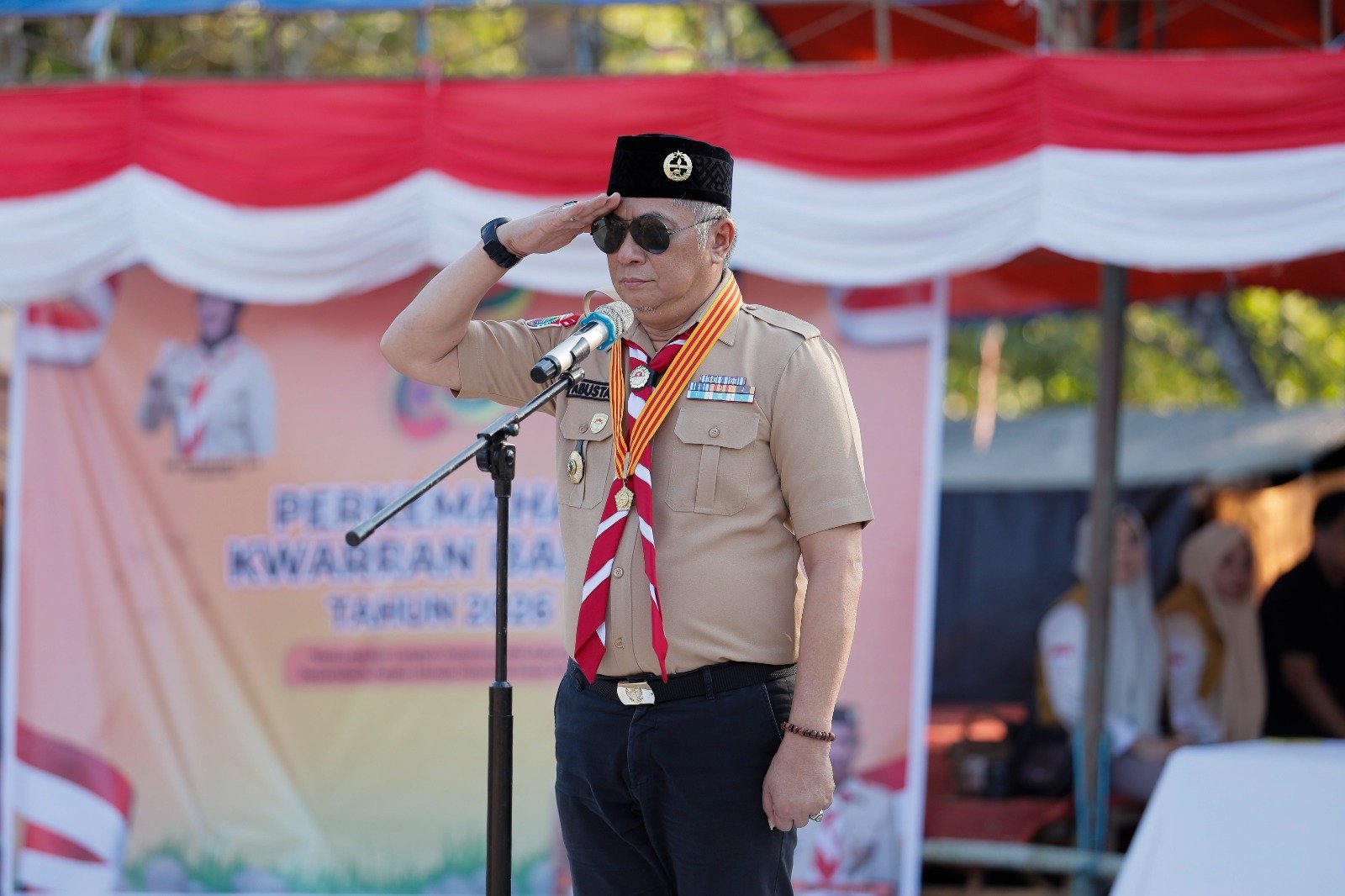 Wakil Bupati Barru Abustan A. Bintang saat membuka Perkemahan Tingkat Kecamatan Barru Tahun 2026 di Lapangan Perkemahan Lajulo, Selasa (11/8/2026).