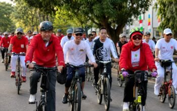 Bupati Barru Andi Ina Kartika Sari bersama jajaran pemerintah daerah dan ratusan masyarakat mengikuti Sepeda Santai dalam rangka memeriahkan HUT ke-81 Kemerdekaan RI di Kabupaten Barru, Kamis (13/8/2026).