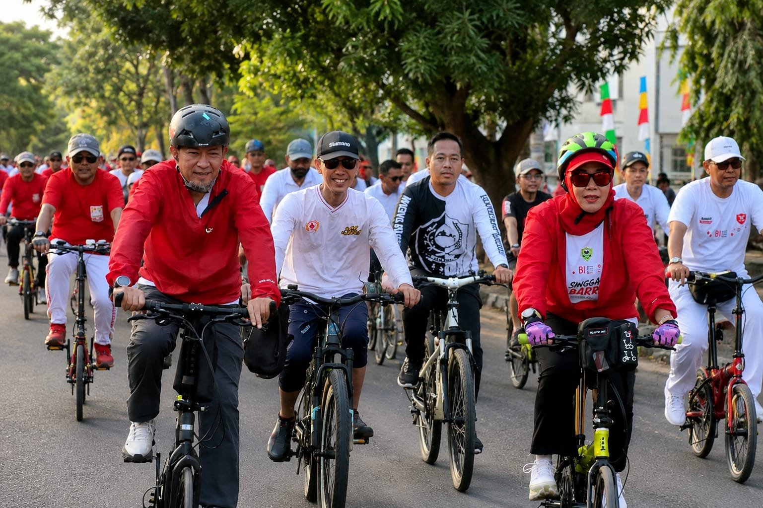 Bupati Barru Andi Ina Kartika Sari bersama jajaran pemerintah daerah dan ratusan masyarakat mengikuti Sepeda Santai dalam rangka memeriahkan HUT ke-81 Kemerdekaan RI di Kabupaten Barru, Kamis (13/8/2026).