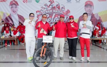 Bupati Barru Andi Ina Kartika Sari bersama jajaran pemerintah daerah menyerahkan hadiah sepeda kepada peserta dalam rangkaian Senam Massal Gelora Merah Putih di Lapangan Sumpang Binangae, Barru, Kamis (13/8/2026).