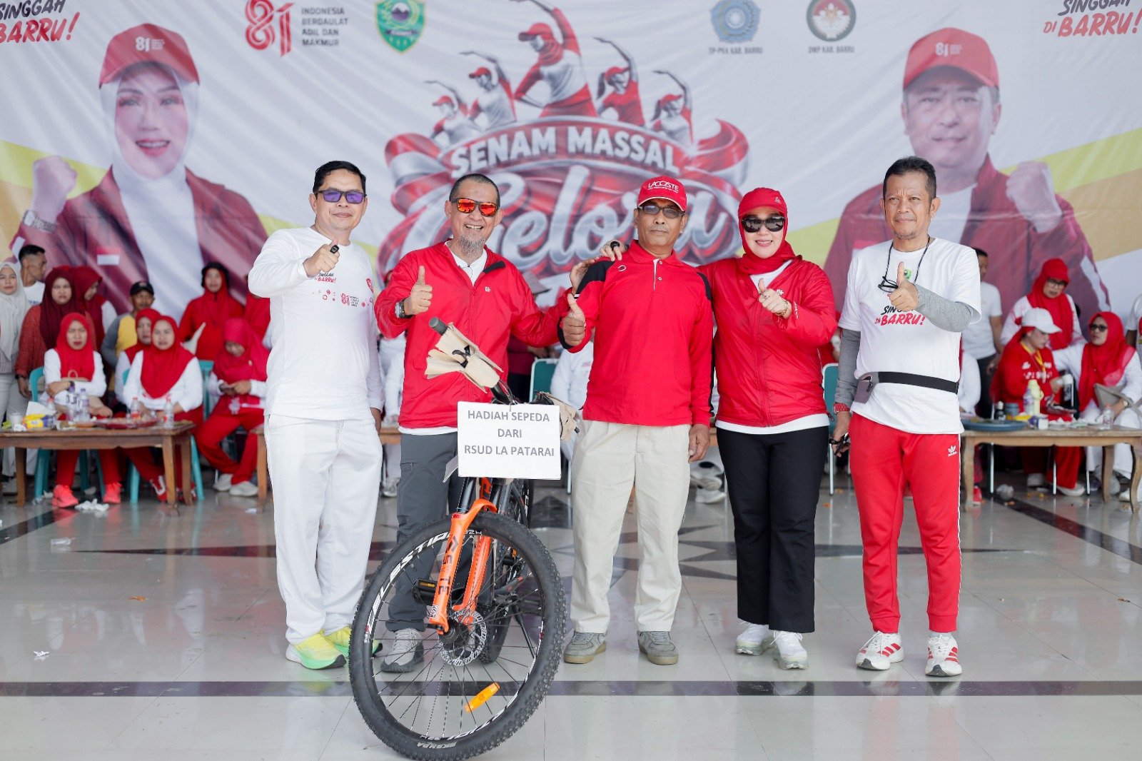 Bupati Barru Andi Ina Kartika Sari bersama jajaran pemerintah daerah menyerahkan hadiah sepeda kepada peserta dalam rangkaian Senam Massal Gelora Merah Putih di Lapangan Sumpang Binangae, Barru, Kamis (13/8/2026).