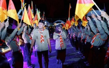 Bupati Barru Andi Ina Kartika Sari bersama Wakil Bupati Abustan A. Bintang menyapa para Pramuka saat mengunjungi Bumi Perkemahan Cilellang, Kecamatan Mallusetasi, Kamis (13/8/2026).
