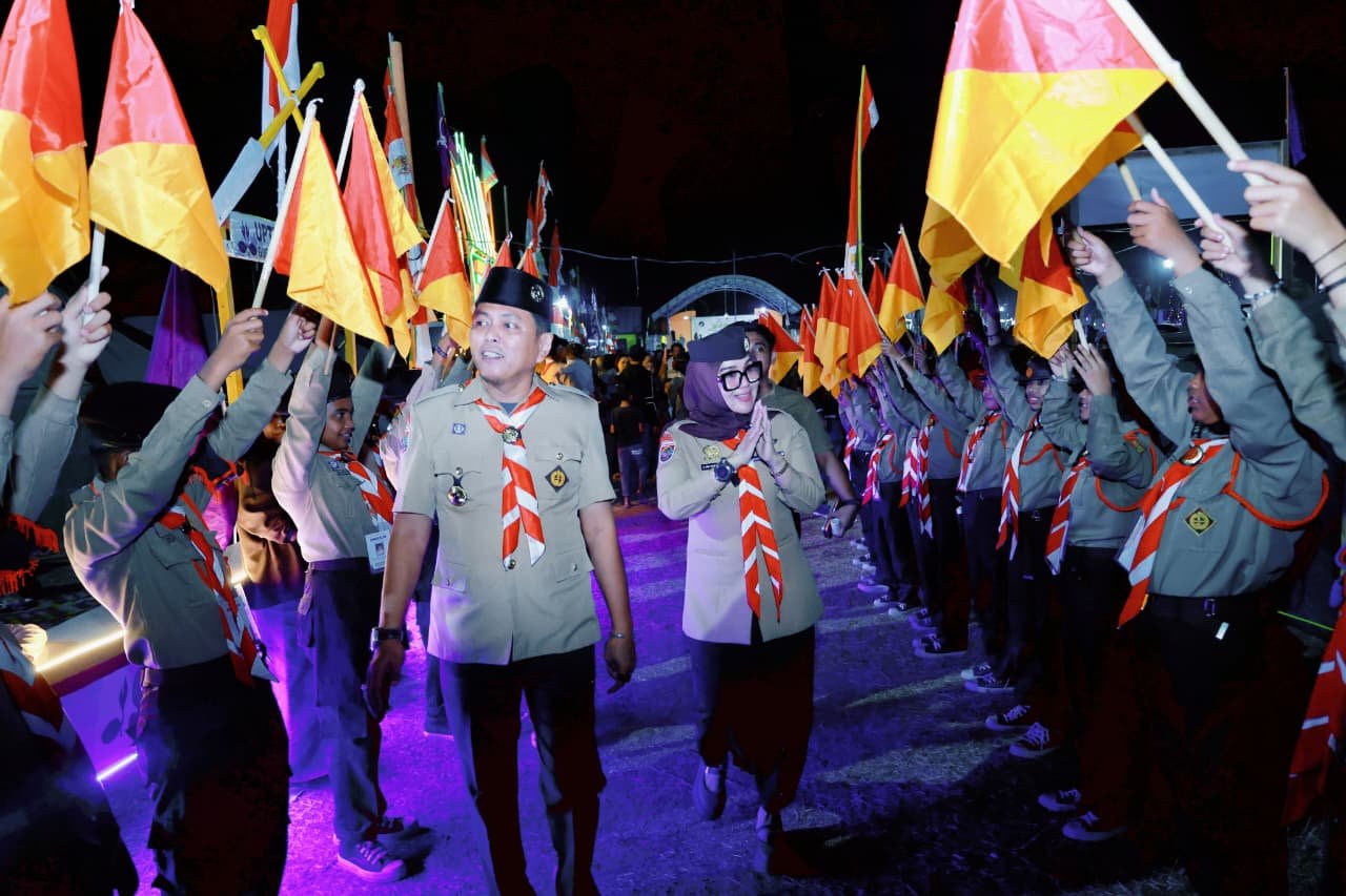 Bupati Barru Andi Ina Kartika Sari bersama Wakil Bupati Abustan A. Bintang menyapa para Pramuka saat mengunjungi Bumi Perkemahan Cilellang, Kecamatan Mallusetasi, Kamis (13/8/2026).