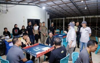 Bupati Barru Andi Ina Kartika Sari menyaksikan sekaligus menyemangati peserta Domino Orado Fun Match Kemerdekaan di Museum Colliq Pujie, Jumat (14/8/2026).