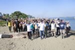 HUT ke-65 Pramuka, Wabup Barru dan Pelajar Gotong Royong Bersihkan Pantai Polejiwa