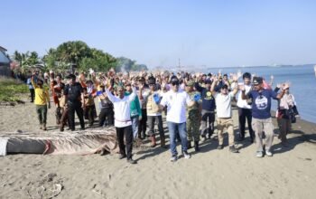 HUT ke-65 Pramuka, Wabup Barru dan Pelajar Gotong Royong Bersihkan Pantai Polejiwa
