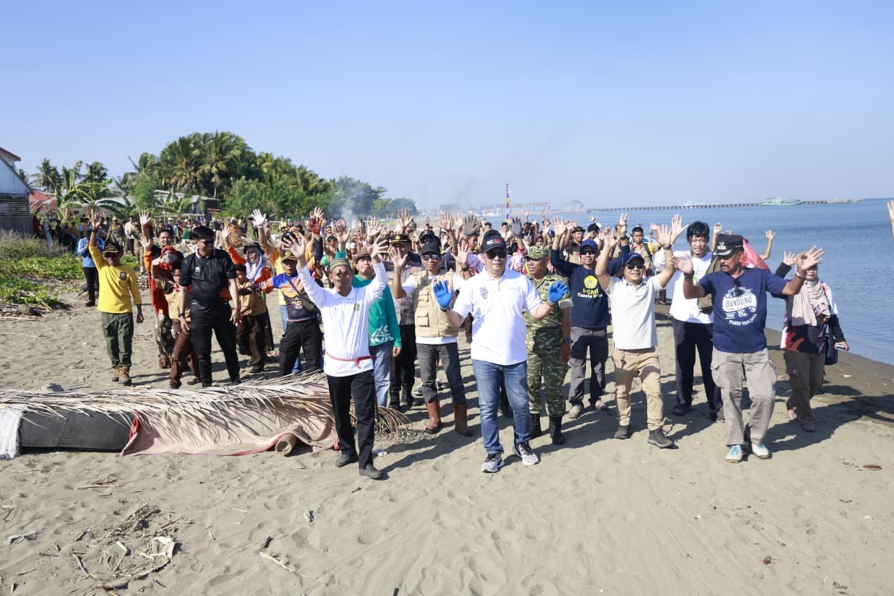 HUT ke-65 Pramuka, Wabup Barru dan Pelajar Gotong Royong Bersihkan Pantai Polejiwa