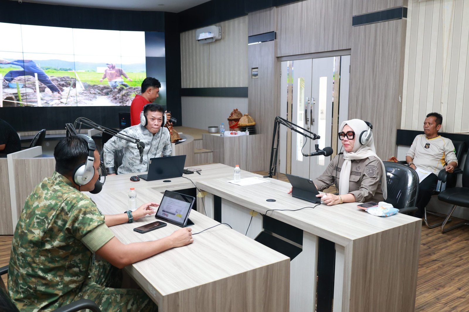 Podcast IGA Radio, Bupati Barru dan Dandim Bahas Sinergi TNI-Pemkab untuk Percepat Pembangunan