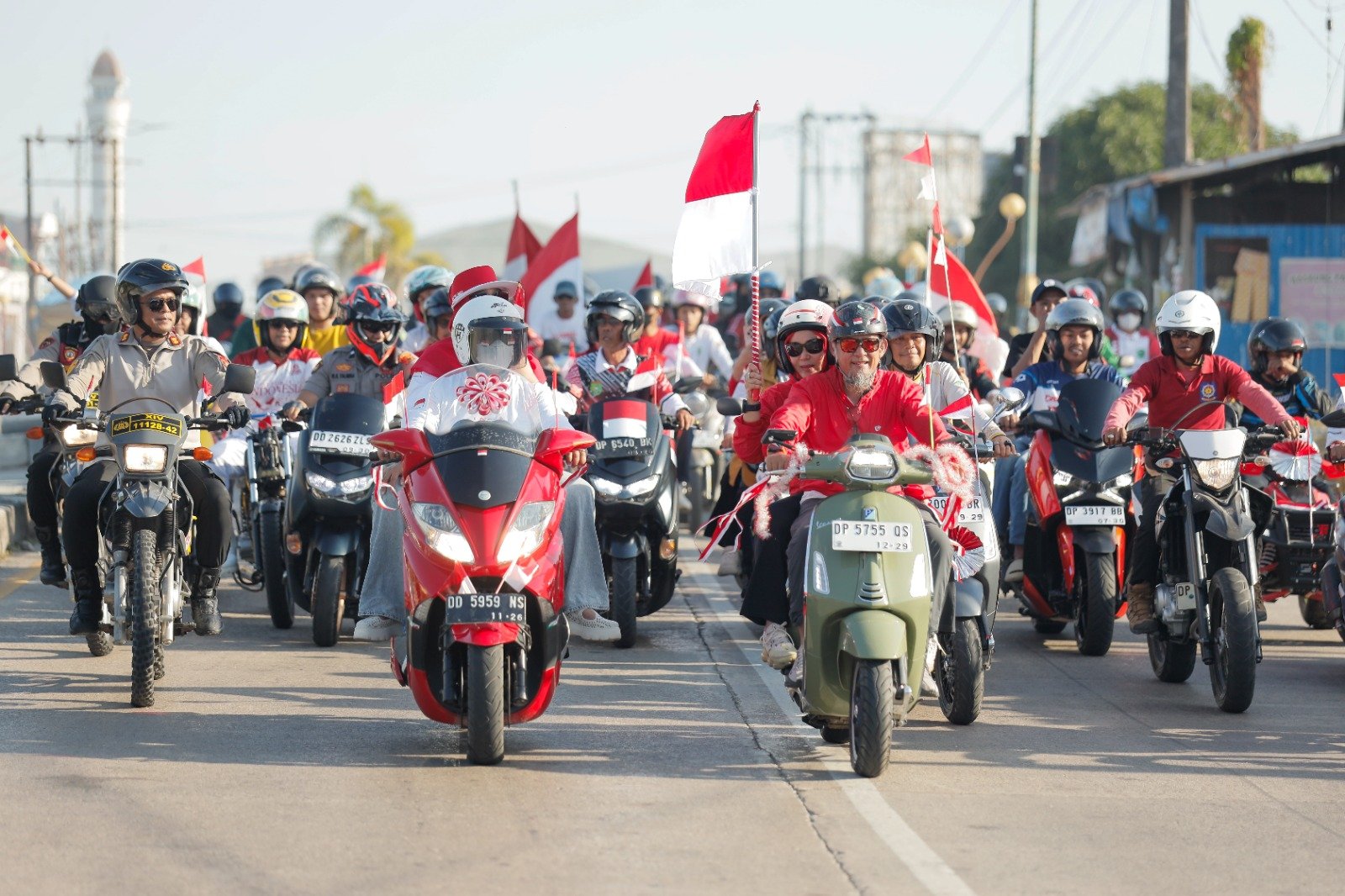 Semarak HUT ke-81 RI, Ribuan Warga Tumpah Ruah Ikuti Konvoi Merah Putih di Barru