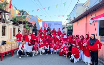 Warga RW 11 Kelurahan Kassi-Kassi, Kecamatan Rappocini, Kota Makassar, berfoto bersama usai mengikuti rangkaian kegiatan peringatan HUT Kemerdekaan RI ke-81 di Kompleks Permata Hijau Permai, Senin (17/8/2026).