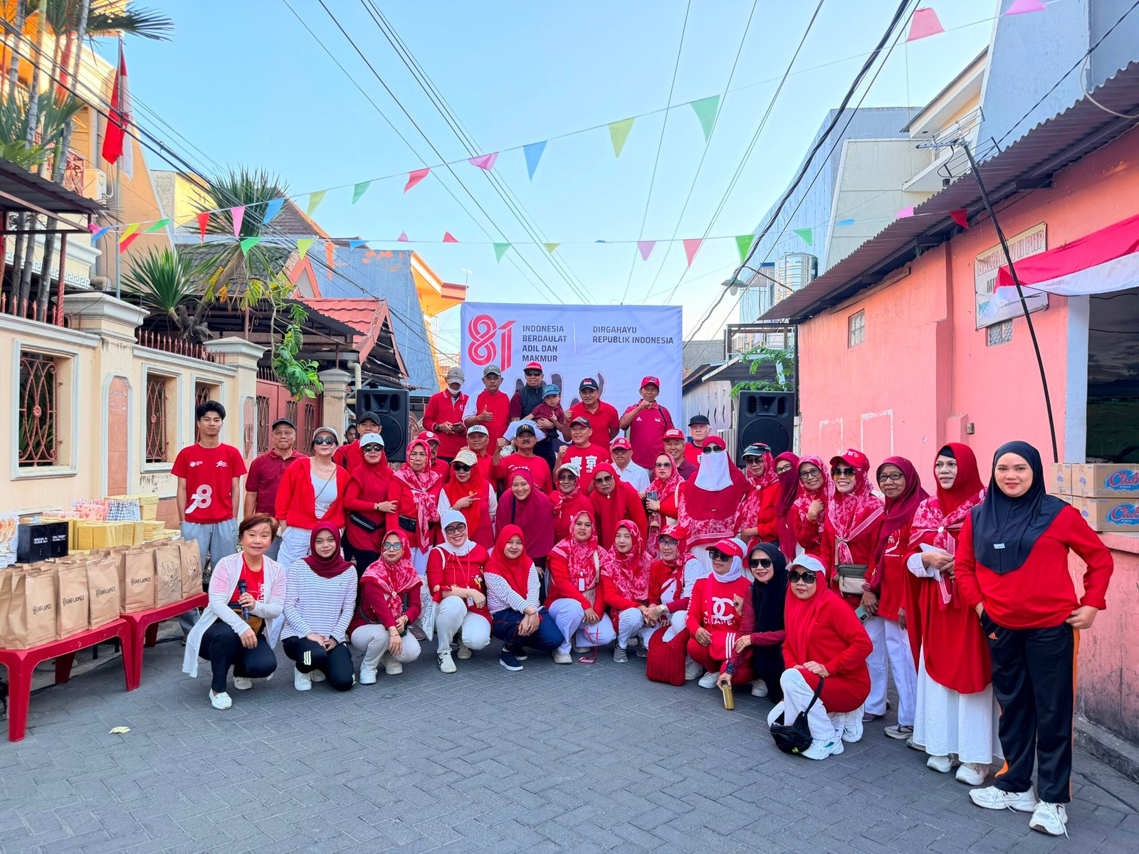 Warga RW 11 Kelurahan Kassi-Kassi, Kecamatan Rappocini, Kota Makassar, berfoto bersama usai mengikuti rangkaian kegiatan peringatan HUT Kemerdekaan RI ke-81 di Kompleks Permata Hijau Permai, Senin (17/8/2026).
