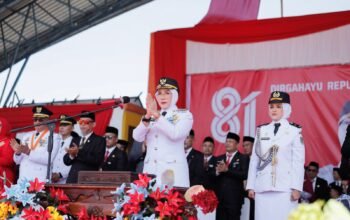 Bupati Barru Andi Ina Kartika Sari memimpin Upacara Peringatan HUT ke-81 Kemerdekaan RI di Lapangan Sepak Bola Sumpang Binangae, Kecamatan Barru, Senin (17/8/2026).