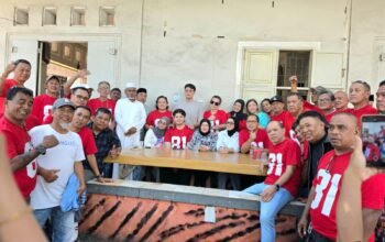 Para sahabat almarhum Erwin Hatta berkumpul dalam kegiatan doa bersama dan makan kari kambing di Warkop Lagaligo, Makassar, sebagai bentuk penghormatan dan mengenang almarhum pada momentum HUT Kemerdekaan RI.
