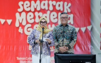 Bupati Barru Andi Ina Kartika Sari bersama suaminya, Ketua PMI Kabupaten Barru Muhammad Yulianto Badwi, menghadiri Malam Ramah Tamah dan Penutupan Semarak Merdeka serta Gebyar UMKM Kabupaten Barru 2026 di Alun-Alun Colliq Pujie, Selasa (18/8/2026).