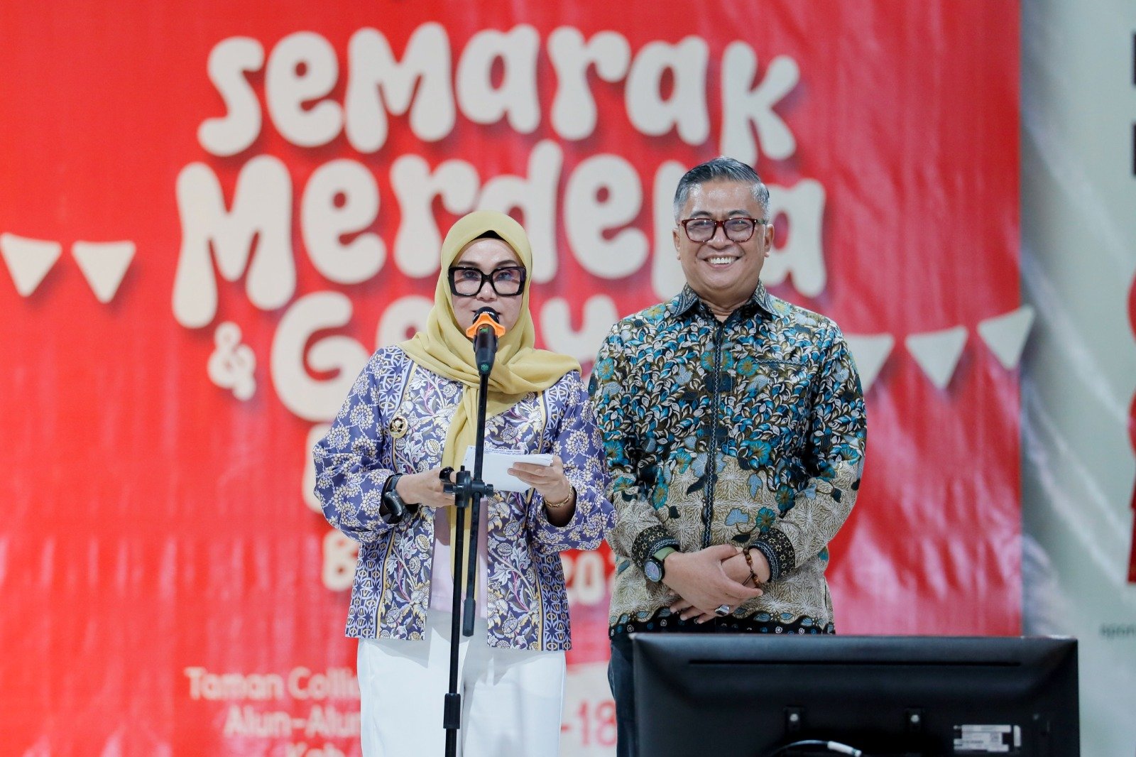 Bupati Barru Andi Ina Kartika Sari bersama suaminya, Ketua PMI Kabupaten Barru Muhammad Yulianto Badwi, menghadiri Malam Ramah Tamah dan Penutupan Semarak Merdeka serta Gebyar UMKM Kabupaten Barru 2026 di Alun-Alun Colliq Pujie, Selasa (18/8/2026).