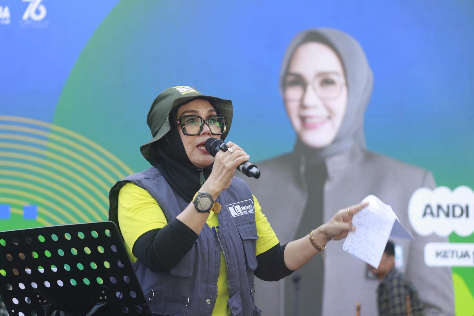 Bupati Barru yang juga Ketua Umum IKA SMANSA Makassar Andi Ina Kartika Sari menyampaikan sambutan saat kegiatan Fun Walk AnniverSMANsary ke-76 di halaman SMA Negeri 1 Makassar, Sabtu (22/8/2026).