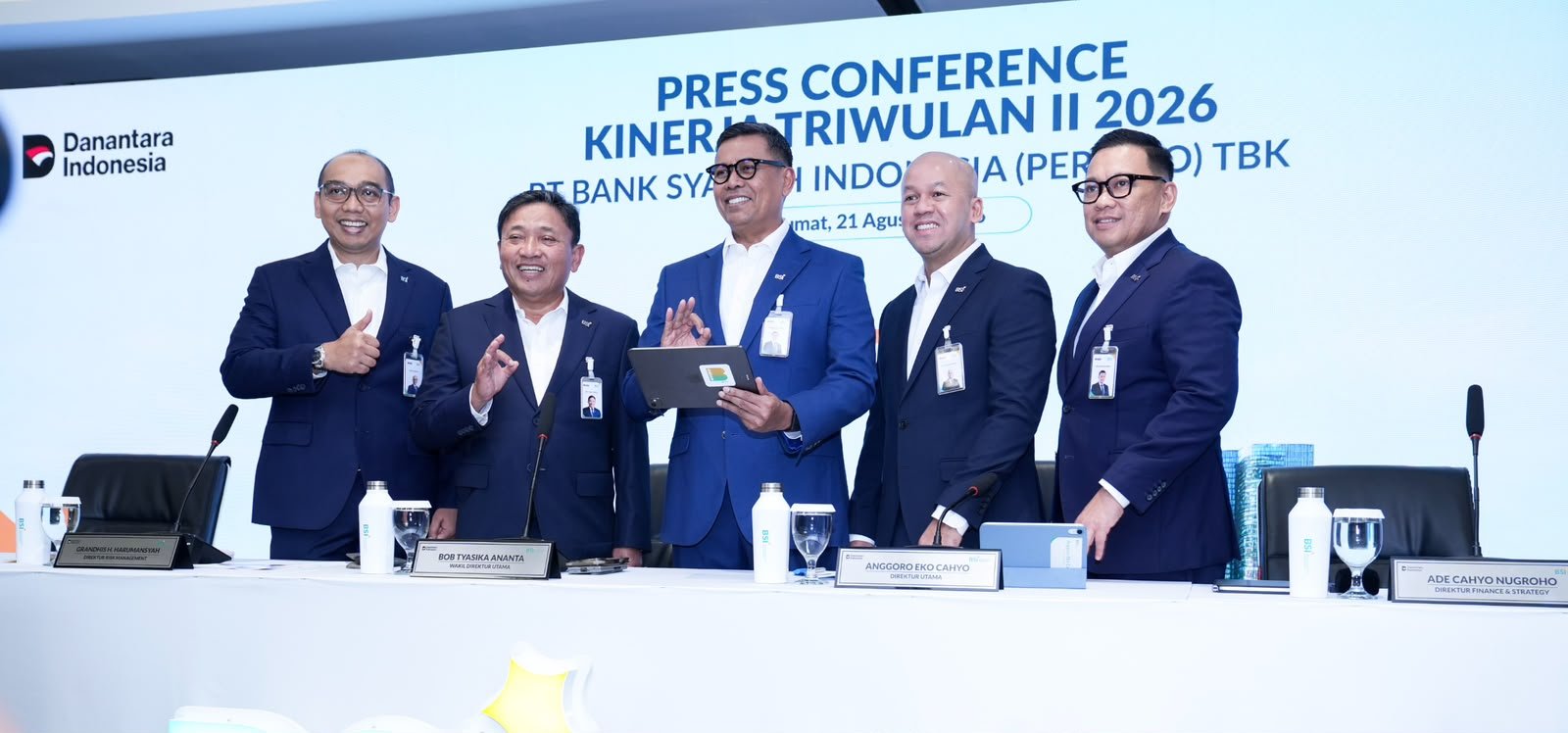 Direktur Utama BSI Anggoro Eko Cahyo bersama jajaran direksi saat Press Conference Kinerja Triwulan II 2026 PT Bank Syariah Indonesia Tbk (BSI) di Jakarta, Jumat (21/8/2026).