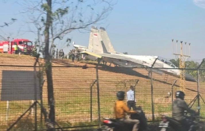 Pesawat tempur Sukhoi Su-30 MK2 berada di area luar landasan setelah mengalami kendala sistem pengereman saat menjalani rangkaian test flight di Makassar.