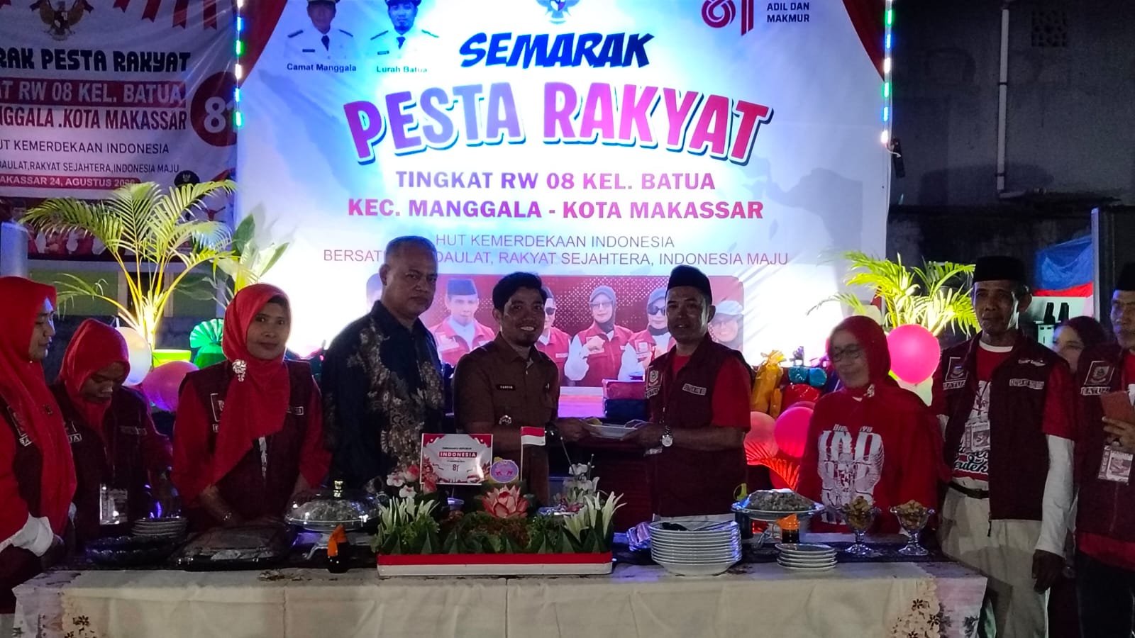 Pemotongan tumpeng menjadi salah satu rangkaian pesta rakyat dalam rangka memperingati HUT ke-81 Kemerdekaan RI