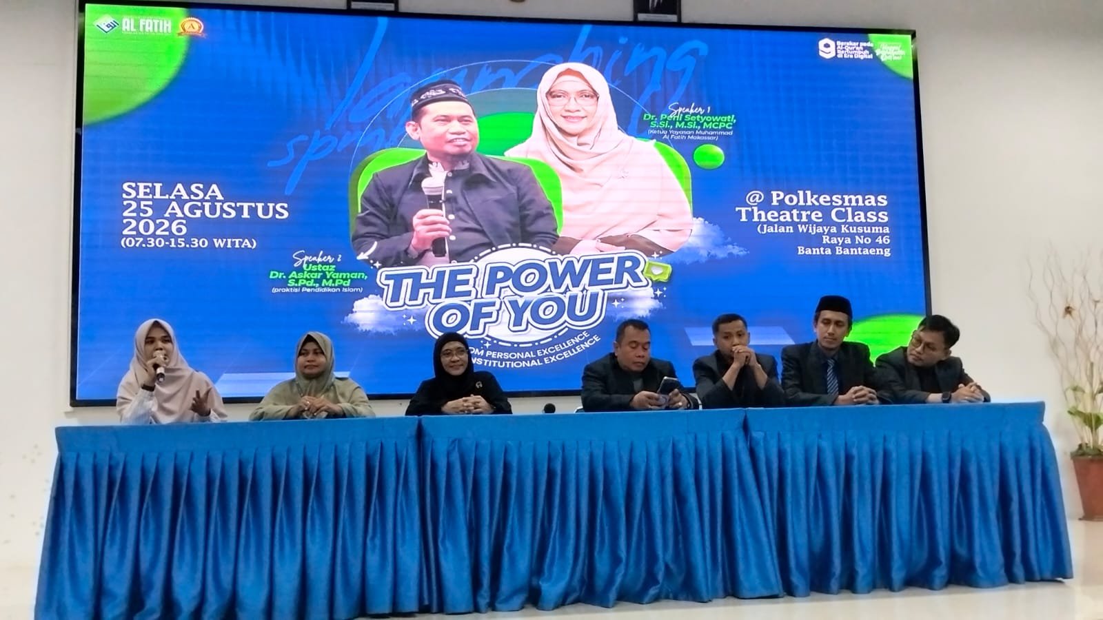 Direktur Utama SIT Al-Fatih Dr. Peni Setyowati bersama jajaran pimpinan dan panitia saat kegiatan soft launching dan pembukaan PPDB SIT Al-Fatih tahun ajaran 2027/2028 di Makassar.