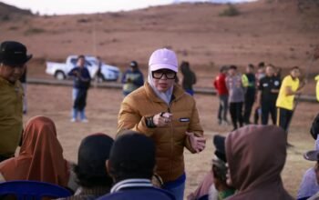 Bupati Barru Andi Ina Periksa Warga Demam di Lappa Laona, Beri Sarung untuk Menghangatkan Tubuh
