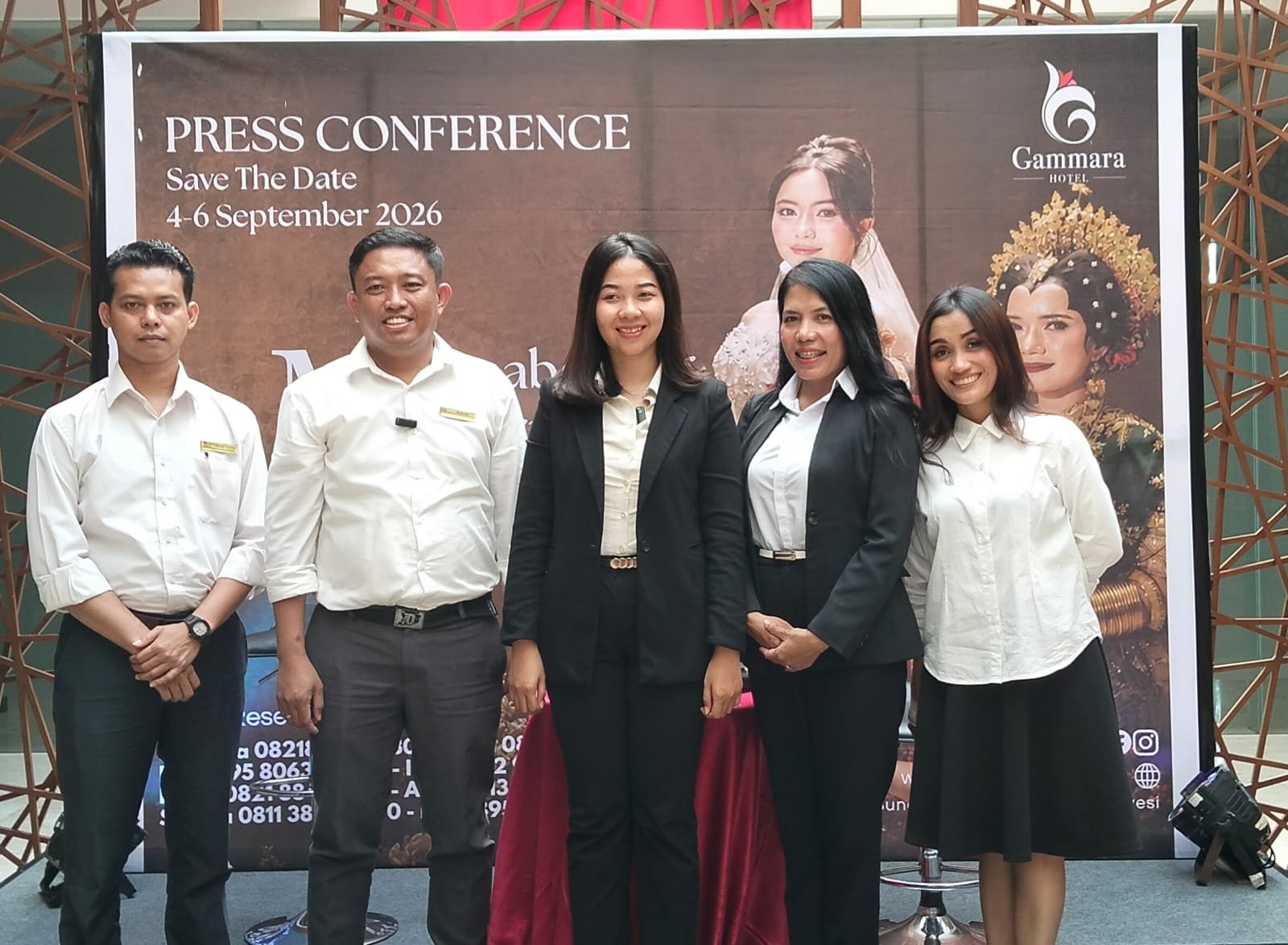 General Manager Gammara Hotel Makassar Rizky Amanah Ras bersama jajaran panitia memperkenalkan Wedding Expo “Mappabotting Ri Gammara” yang memadukan konsep pernikahan modern dengan tradisi budaya Sulawesi Selatan.