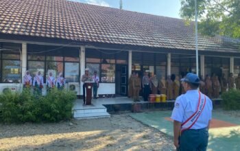 Kasat Lantas Polres Barru AKP Herman saat menjadi pembina upacara bendera di SMKN 1 Barru, Senin (31/8/2026).