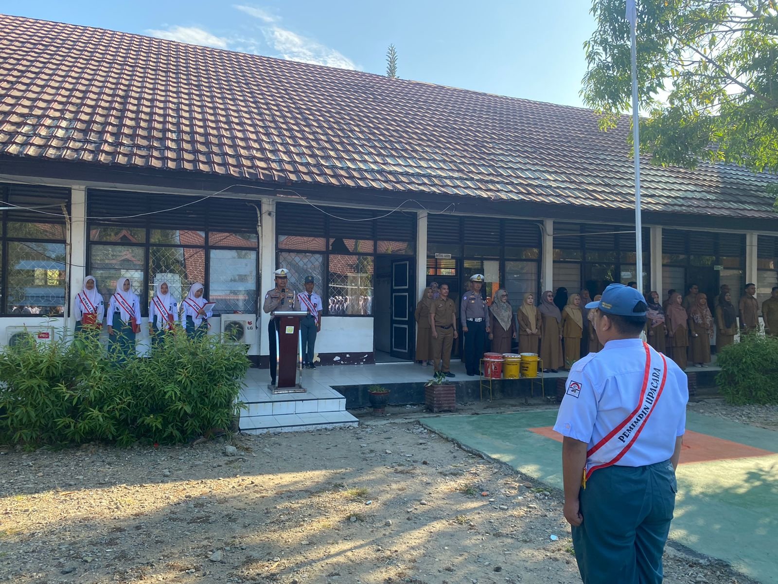 Kasat Lantas Polres Barru AKP Herman saat menjadi pembina upacara bendera di SMKN 1 Barru, Senin (31/8/2026).