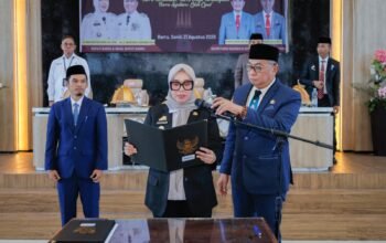 Bupati Barru Andi Ina Kartika Sari mengambil sumpah 154 PNS dan melantik pejabat fungsional serta pelaksana, sekaligus menegaskan jabatan tanpa titip-titipan.