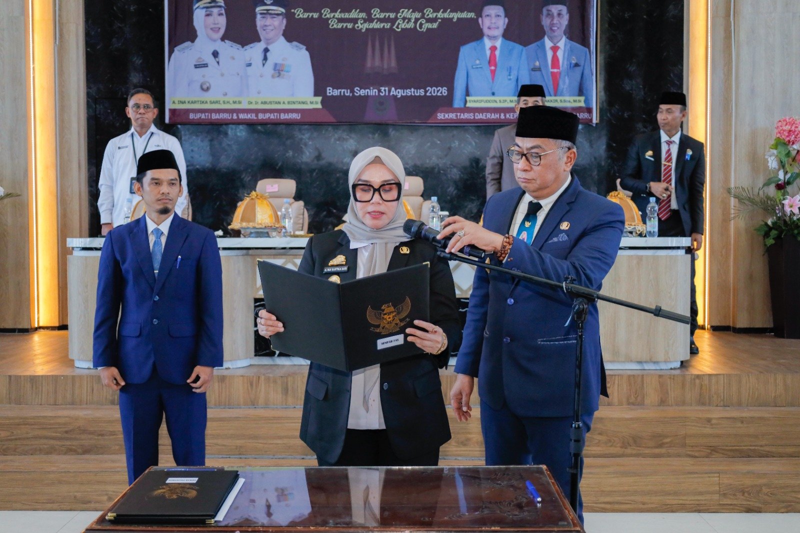 Bupati Barru Andi Ina Kartika Sari mengambil sumpah 154 PNS dan melantik pejabat fungsional serta pelaksana, sekaligus menegaskan jabatan tanpa titip-titipan.