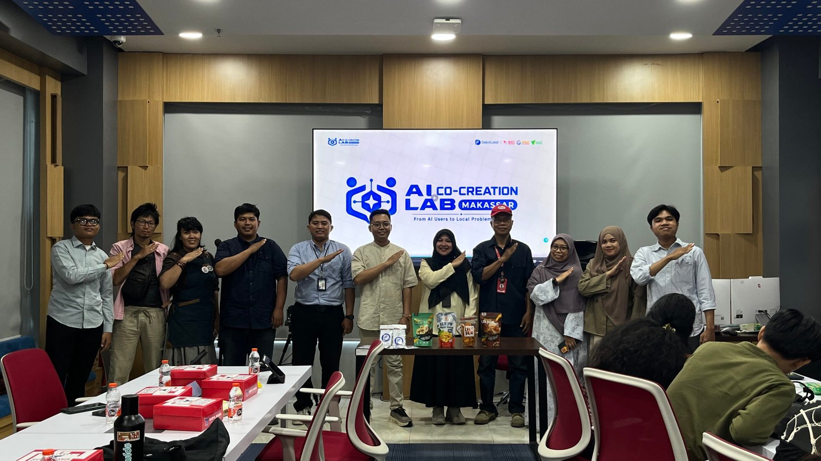 AI Co-Creation Lab Makassar 2026 mempertemukan 20 mahasiswa dan 5 UMKM untuk membangun solusi digital secara langsung melalui pendekatan co-creation.
