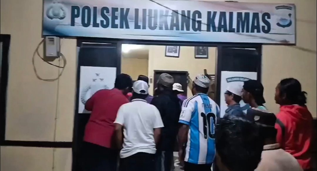 Warga Liukang Saat berapa di Polsek Liukang Kalmas (dok ist)