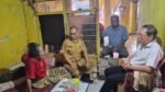 Kondisi Memprihatinkan, Camat Wajo Bersama Ketua Permabudhi Sulsel Kunjungi Mantan Ketua LPM Kelurahan Melayu