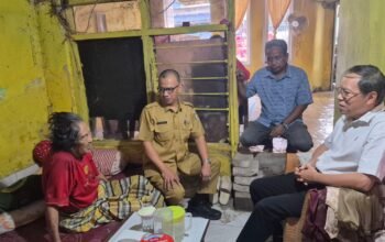 Camat Wajo Ivan Kalalembang bersama Ketua Permabudhi Sulawesi Selatan Dr. Yongris Lao mengunjungi kediaman mantan Ketua LPM Kelurahan Melayu, Arifin, Selasa (1/9/2026).