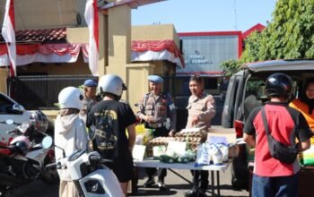 Polres Maros menggelar Bazar Pangan Murah di depan Mapolres Maros, Rabu (26/8/2026). Kegiatan menyediakan sejumlah kebutuhan pokok seperti beras, telur, gula, tepung, dan minyak goreng dengan harga terjangkau.